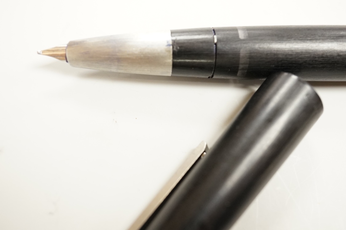 A Sheaffer 585 fountain pen and mechanical pencil, together with a Parker 45 fountain pen, a Lamy 2000 fountain pen and a Pilot ballpoint pen (5)